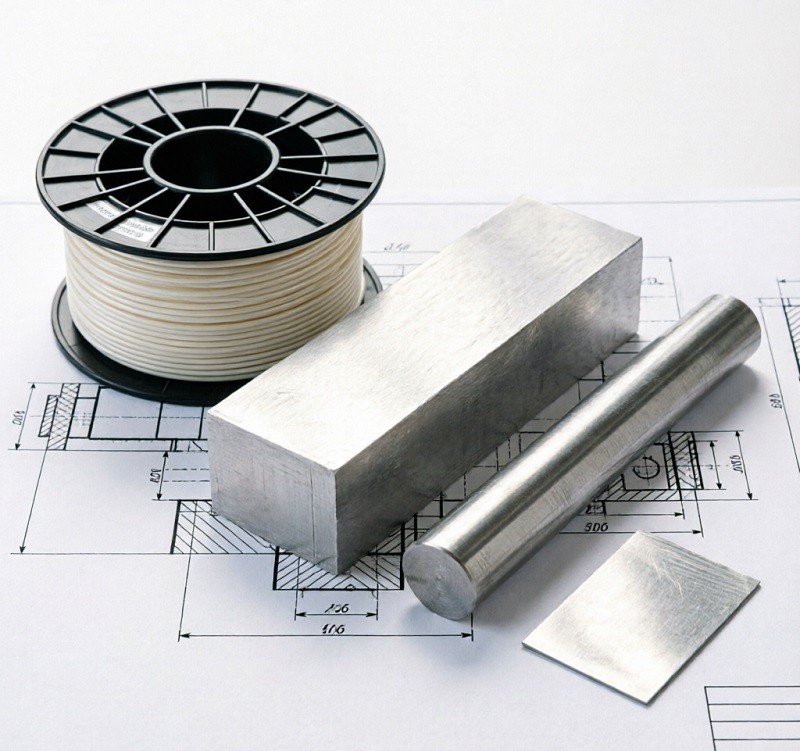 A comparative chart showing the cost vs. performance of different CNC machining materials like aluminum, steel, titanium, and PEEK.