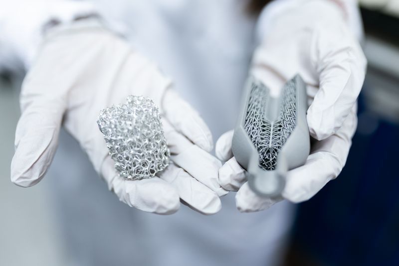 Metal 3D printing additive manufacturing process creating complex internal geometries