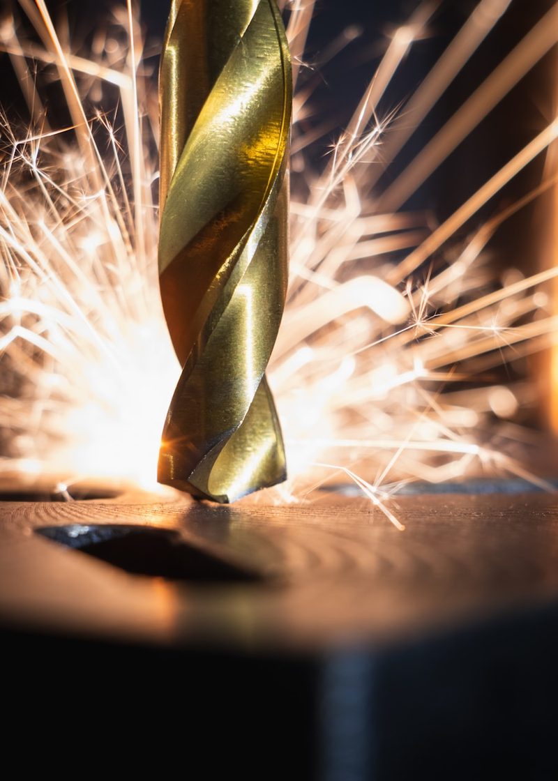 Threads and Tapped Holes in CNC Machining: Design Guidelines and Tolerance Considerations