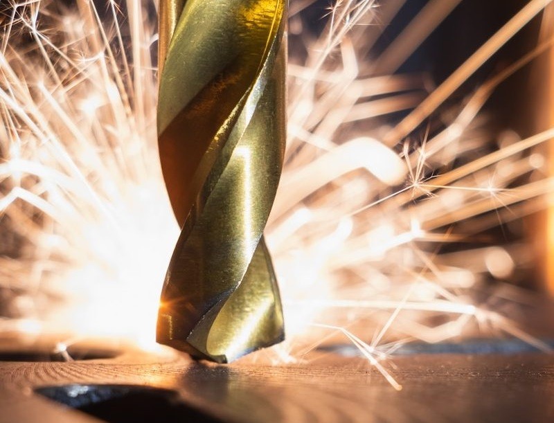 Threads and Tapped Holes in CNC Machining: Design Guidelines and Tolerance Considerations