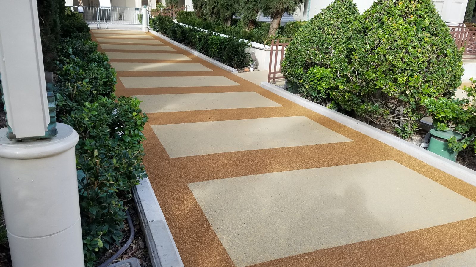 Natural mixed-color Rubaroc surface integrated with residential planting