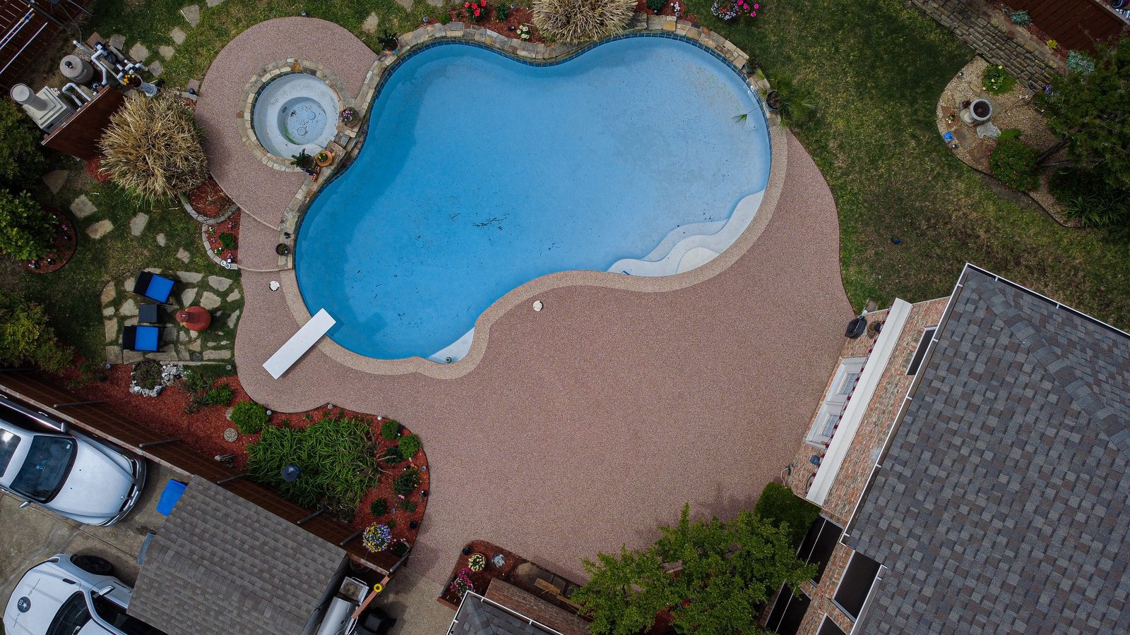 Light-colored Rubaroc surfacing around a residential pool