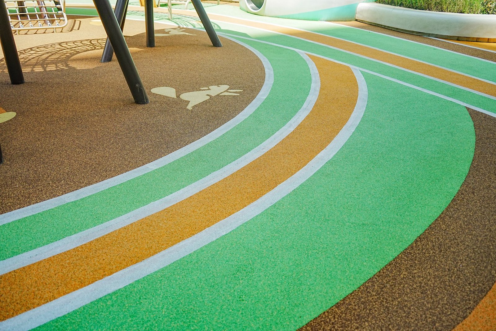 Natural green, ochre and brown EPDM color combination integrated into a landscape path