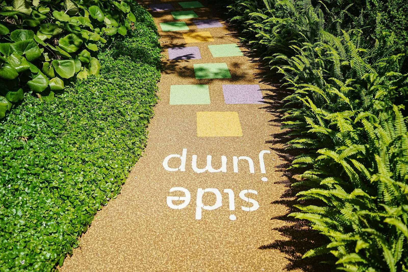 EPDM path with integrated two-dimensional wayfinding graphics