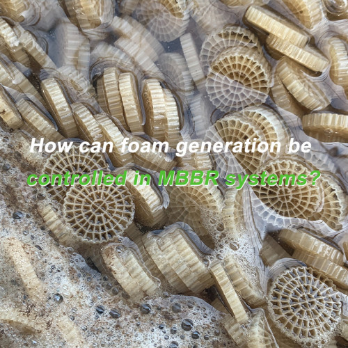 ¿Cómo se puede controlar la generación de espuma en los sistemas MBBR?