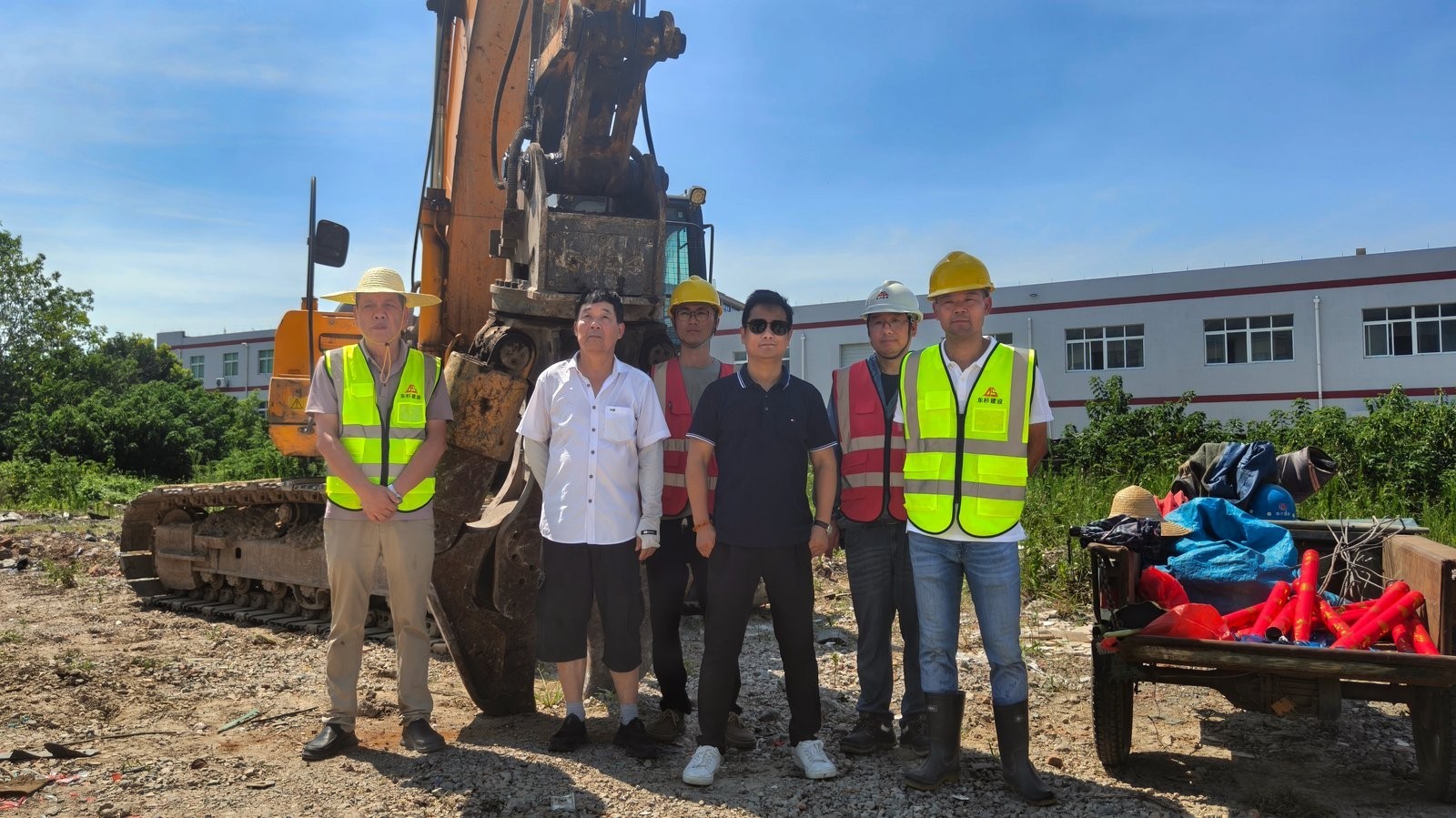 Quanshun Webbing team and construction crew gather for the pile driving ceremony group photo