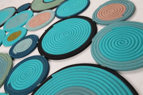 Multi-Petal Round Braided Outdoor Rug — Mixed Teal Petal Set