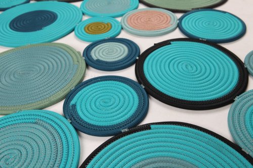 Multi-Petal Round Braided Outdoor Rug — Mixed Teal Petal Set