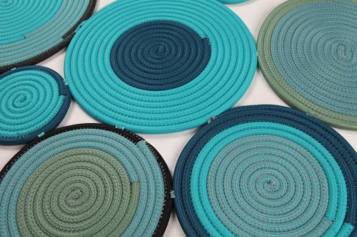 Multi-Petal Round Braided Outdoor Rug — Mixed Teal Petal Set