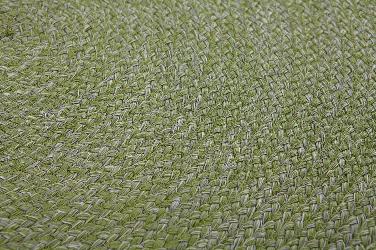 Surface texture of the sage green rope-woven round carpet