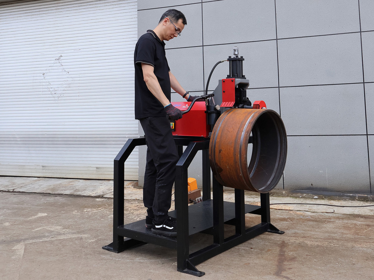 GruvMaster RG-K32 grooving a large-diameter steel pipe