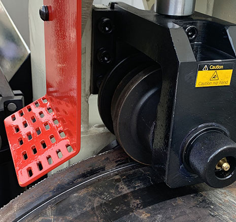 Gruvmaster hydraulic roll grooving machine with carriage for steel pipe