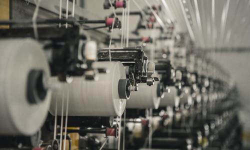 Fabrication de sweat-shirts à col rond : Guide des tissus, des coupes et de la personnalisation