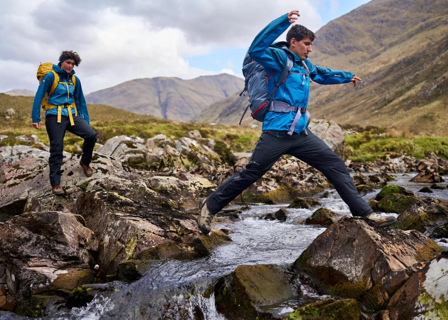 Wie man sich für Outdoor-Aktivitäten schichtet