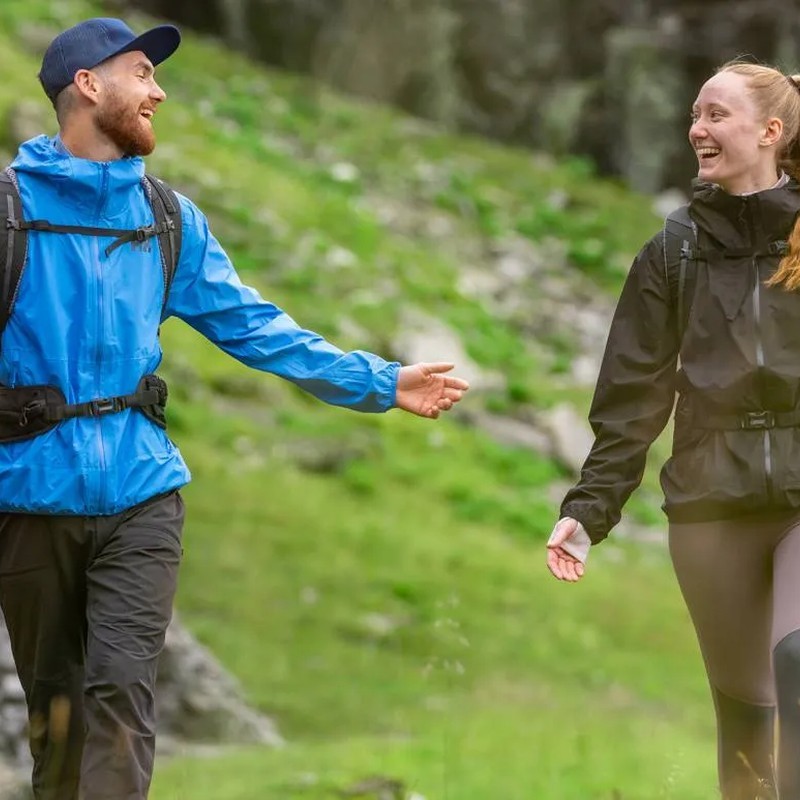 Die wichtigsten Outdoor-Bekleidungstrends 2025: Nachhaltigkeit, Funktionalität und urbaner Stil