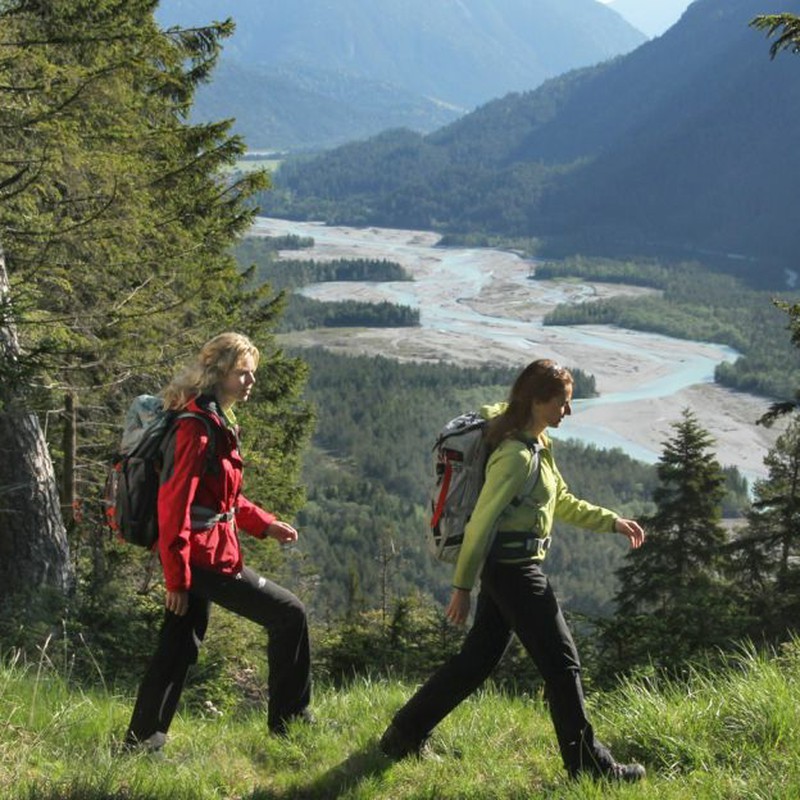 如何通过定制制造商创立自己的户外服装品牌