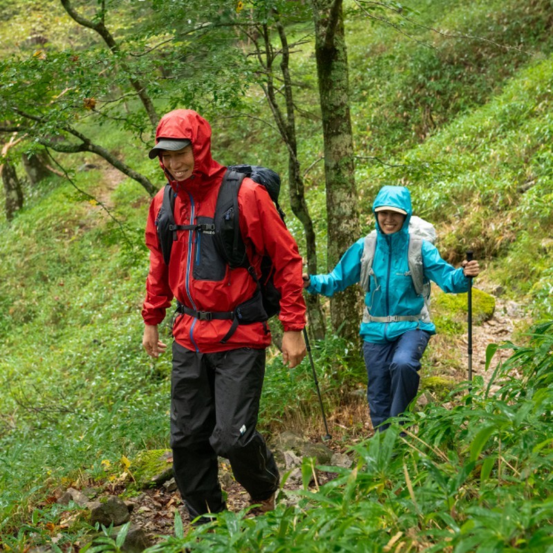 硬壳外套 vs 软壳外套：哪种更适合您的徒步路线？