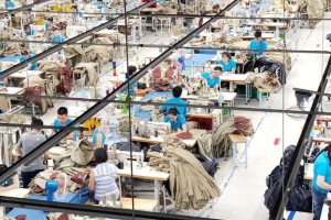 2026 Hiking Jacket Sourcing Guide: Which Low-MOQ, Fast-Lead Factory Fits New Outdoor Brands?