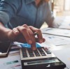 Prueba de campo de la calculadora de costos de chaquetas de senderismo: Precios transparentes de UniOuter frente a fábricas OEM con tarifas ocultas.