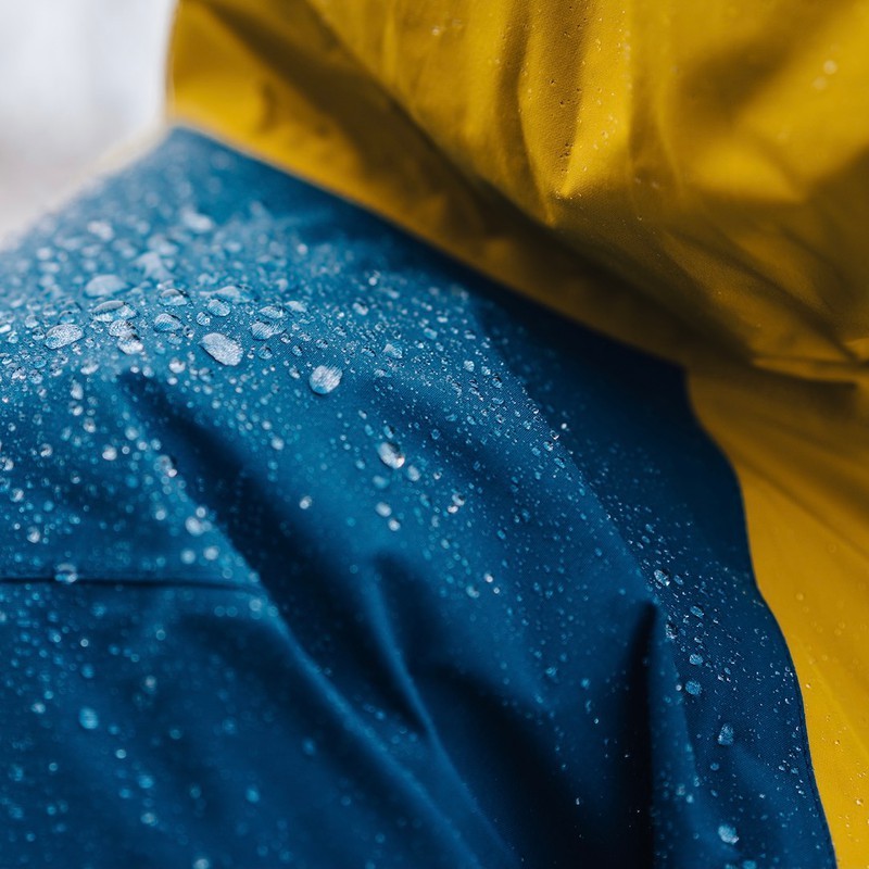 Membranas transpirables personalizadas frente a estándar: Comparación de tejidos para chaquetas de senderismo UniOuter