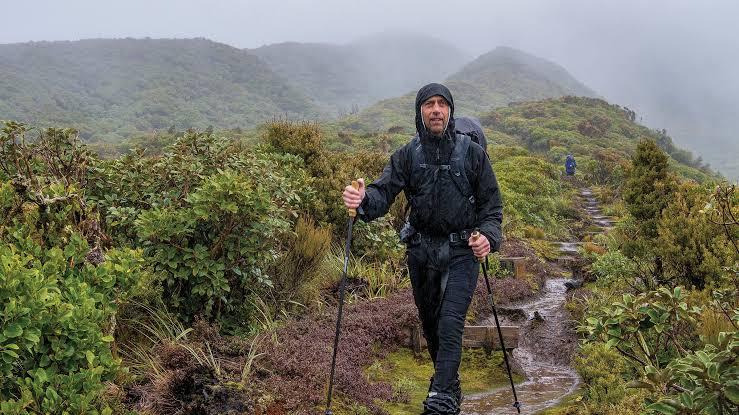 Wanderweg bei wechselhaften Wetterbedingungen
