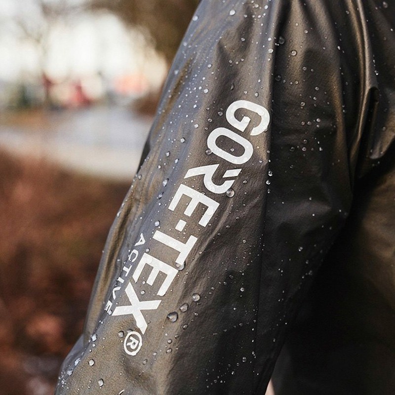 Gore-Tex、eVent 和专有膜材：各品牌防水面料对比