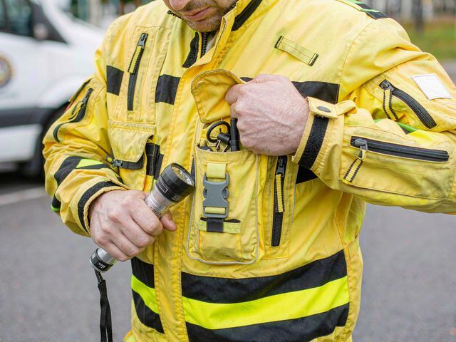 Multi-pocket hi-vis safety jacket with quick tool access