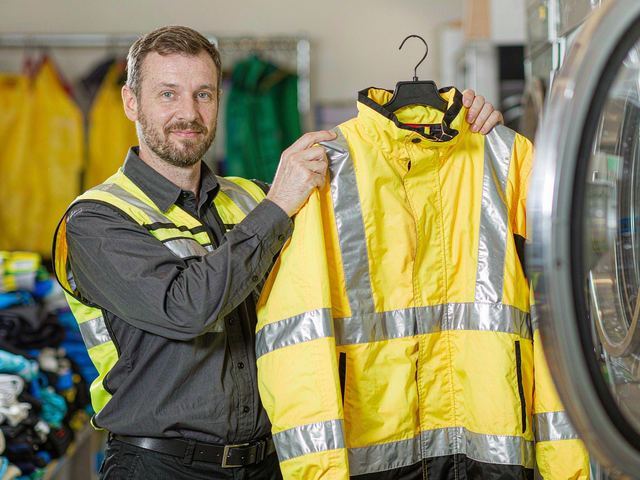 Hi-vis safety jacket keeping reflective performance after washing