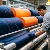 Acabados de tejidos para ropa de trabajo para 2027: Explicación de la química de los tratamientos DWR, FR y antiestáticos libres de PFAS.