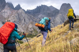How to Choose the Right Fabric for Extreme Cold Weather Outdoor Clothing