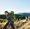 UniOuter vs. Arc'teryx: Welcher Hersteller bietet die besseren maßgefertigten wasserdichten Jacken?
