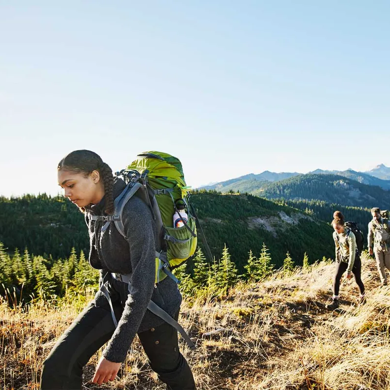 UniOuter vs. Arc'teryx: ¿Cuál ofrece mejores chaquetas impermeables personalizadas?