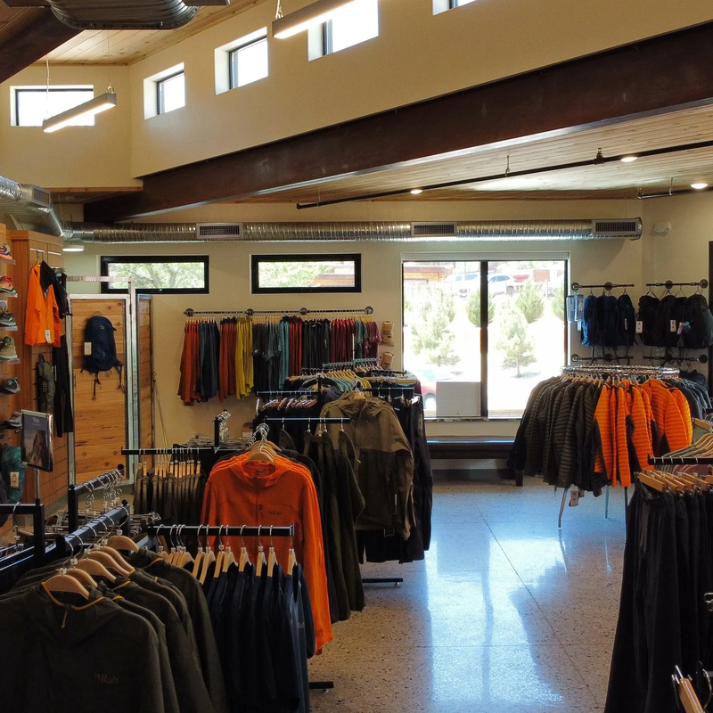 Chaquetas impermeables sin PFAS: UniOuter frente a Global Outdoor Suppliers