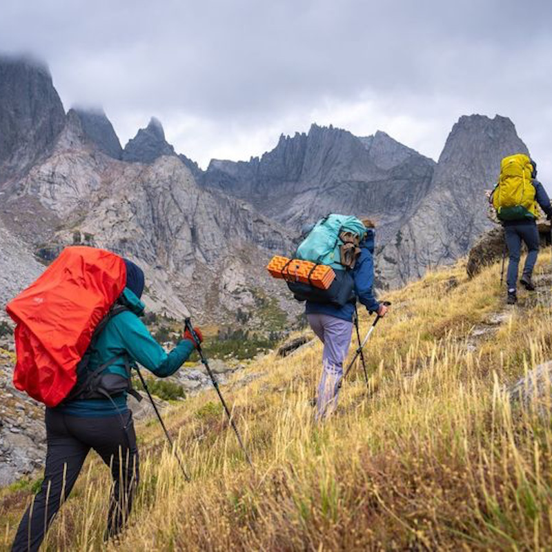 Wie man Mindestbestellmengen mit Herstellern von Outdoor-Bekleidung aushandelt: Ein Leitfaden für Einkäufer
