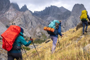 Cómo negociar la cantidad mínima de pedido con fabricantes de ropa para actividades al aire libre: una guía para compradores.