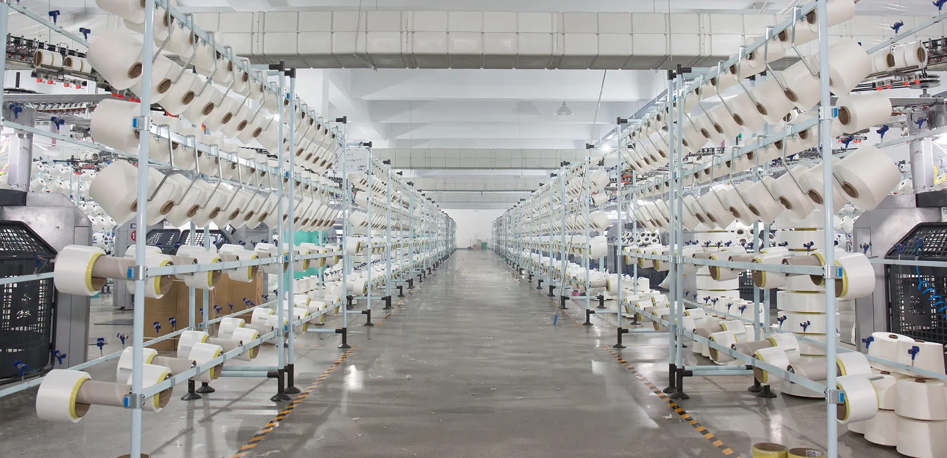 Fabrikhalle für Outdoor-Bekleidung bereit für die Massenproduktion