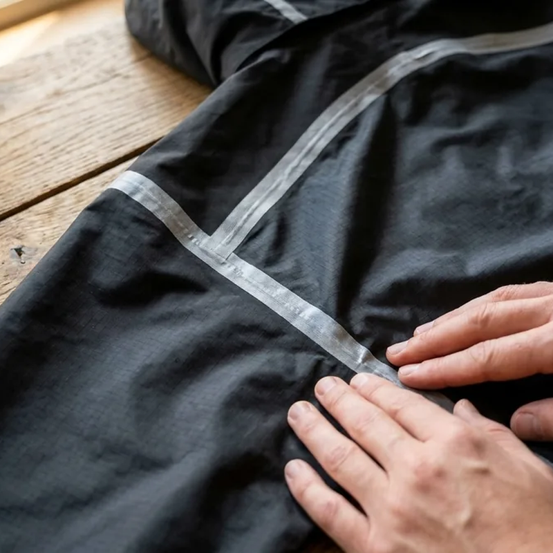 Nahtversiegelungstechnologie bei wasserdichter Bekleidung: Verklebte Nähte, Verklebung und Verschweißen