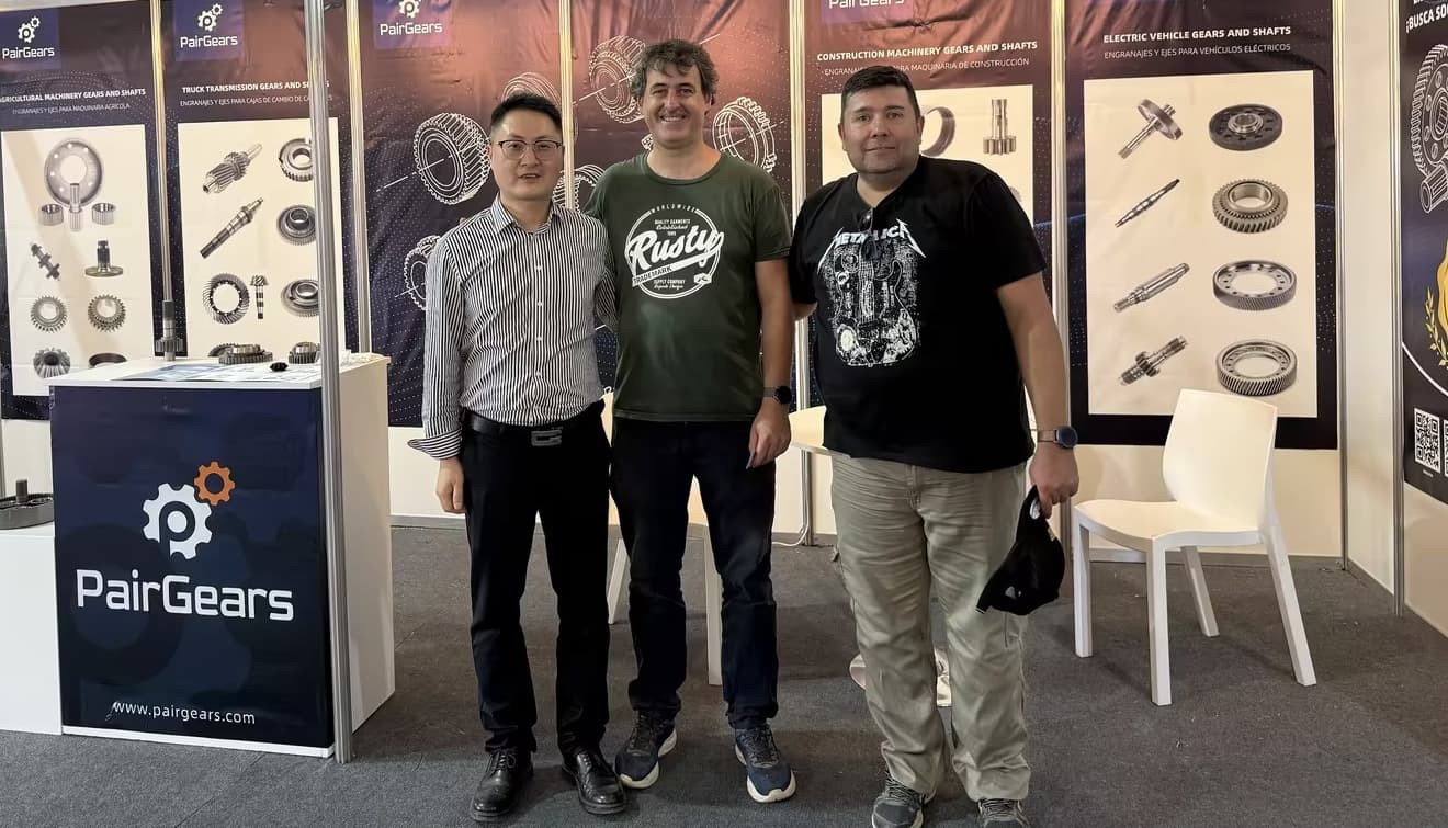 Генеральный директор PairGears, Фэн, сфотографировался с гостями выставки.