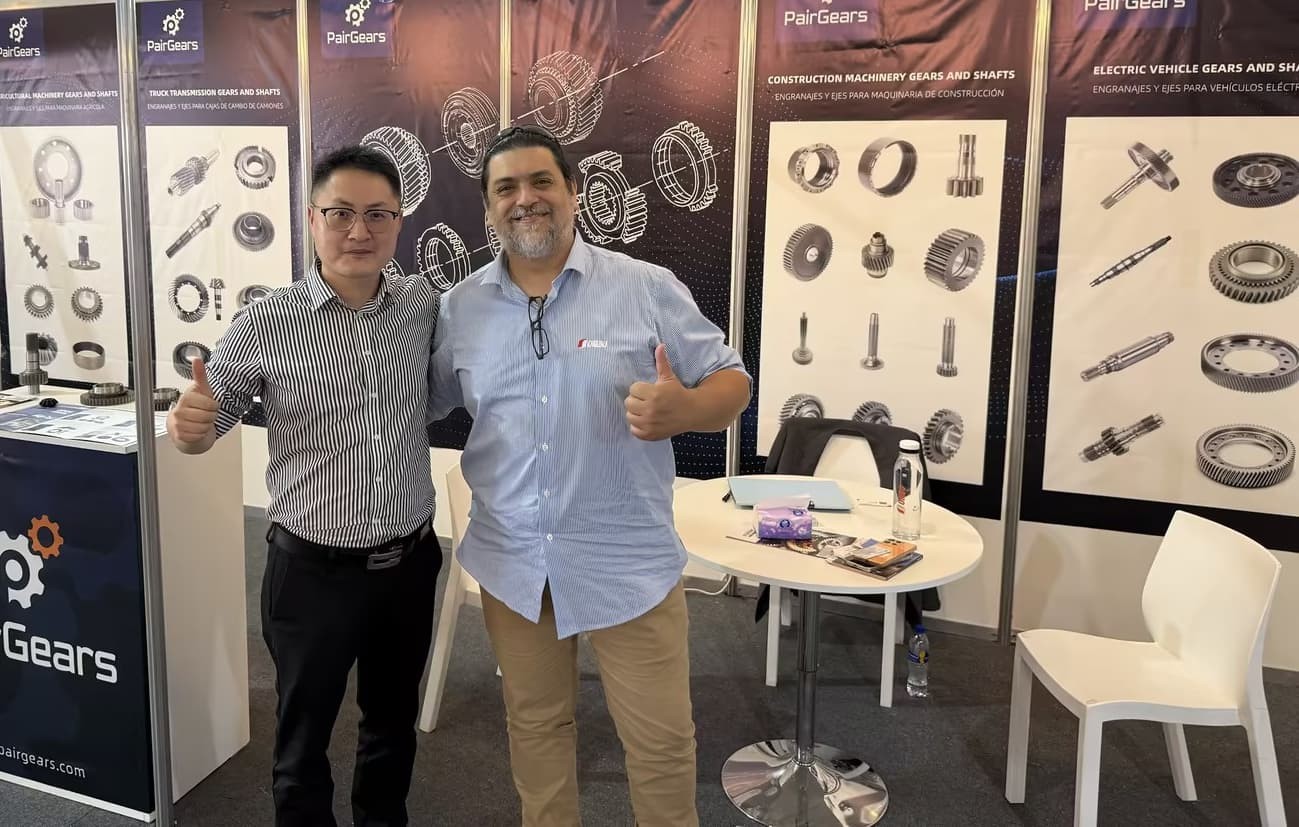 Генеральный директор PairGears, Фэн, сфотографировался с гостями выставки.