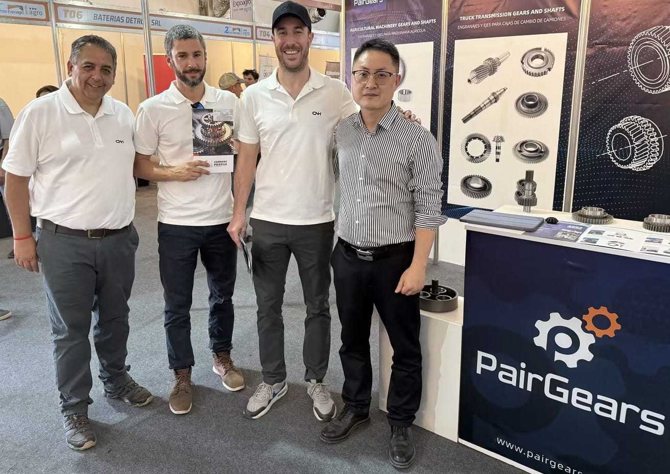 The CEO of PairGears, Feng, took a group photo with the exhibition guests