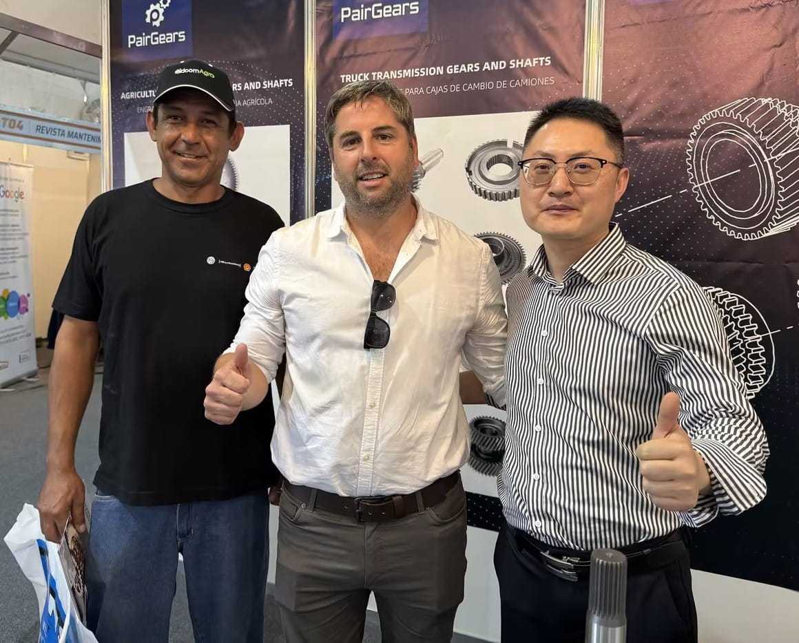 The CEO of PairGears, Feng, took a group photo with the exhibition guests