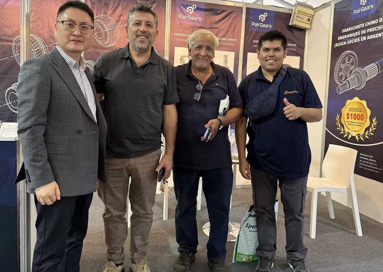 The CEO of PairGears, Feng, took a group photo with the exhibition guests