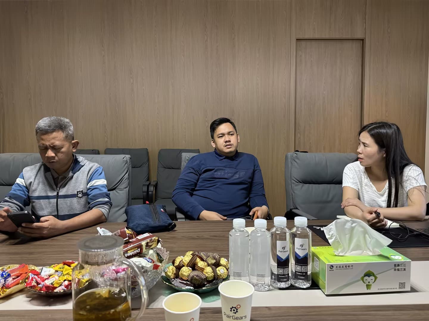 In-depth technical exchange on gear precision and transmission efficiency in the factory conference room.