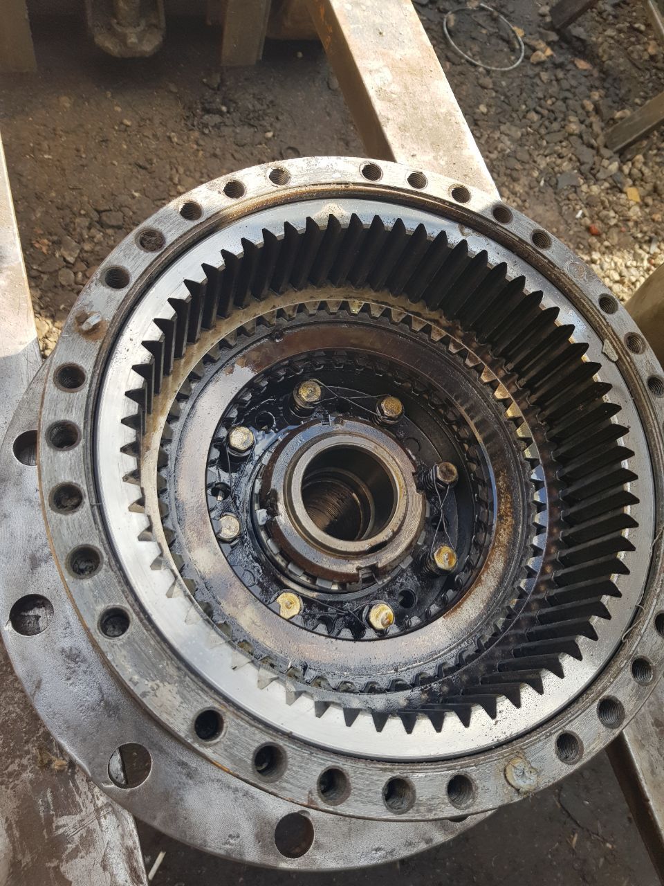 Wheel-loader final-drive ring gear and carrier during overhaul