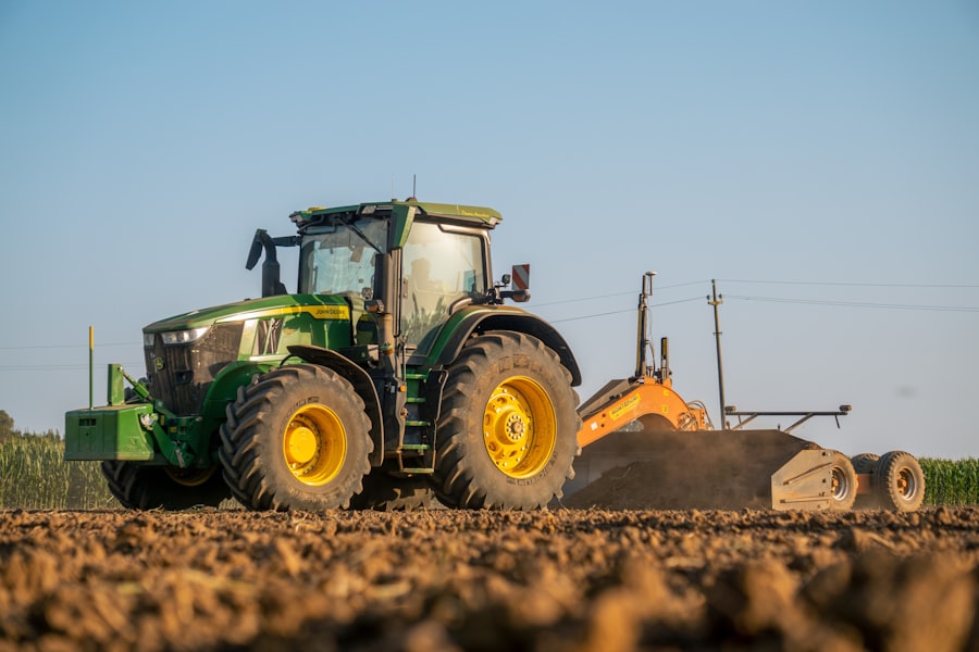 Trator a preparar um campo com implemento traseiro.