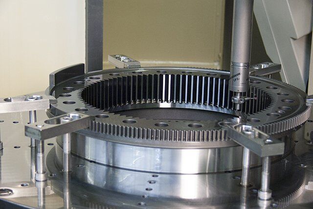 Probe measuring the flank of a large gear on a fixture.
