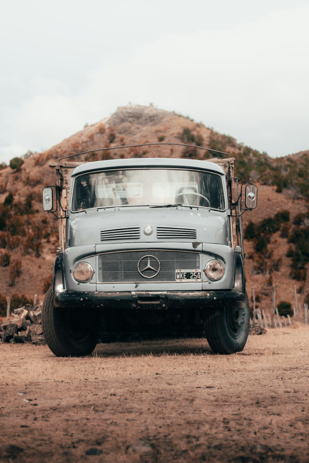 Caminhão Mercedes-Benz estacionado ao ar livre