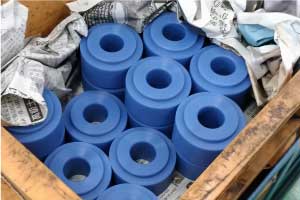 Blaue Nylonhalbzeuge in einer Holzkiste