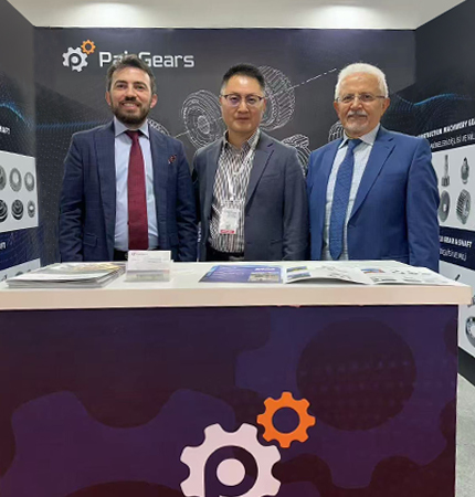 Участники на фотографии у выставочного стенда PairGears