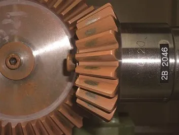 Kegelradpaar mit Markierfarbe auf den Zahnoberflächen